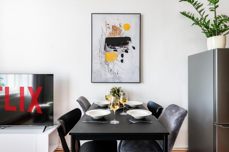 Prague Days - One-Bedroom Apartment with Smart TV and High-Speed Wi-Fi in Vinohrady - image 5