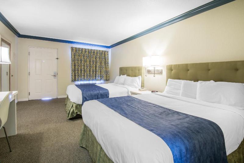 Standard Queen Room with Two Queen Beds - Non-Smoking image 4