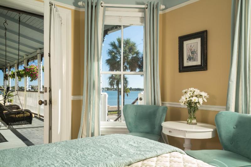 King Suite with Spa Bath (Forrester) image 2