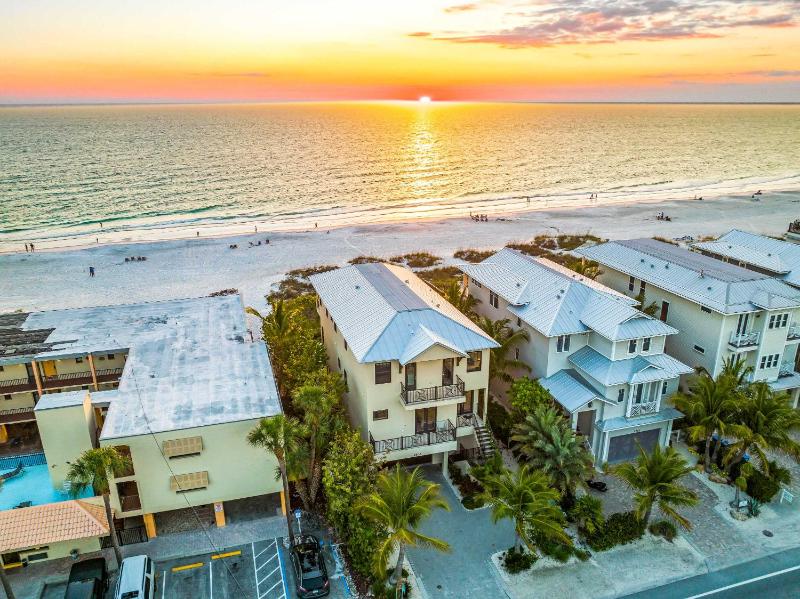 Beach Side Paradise - Luxury Home on the Beach - image 2