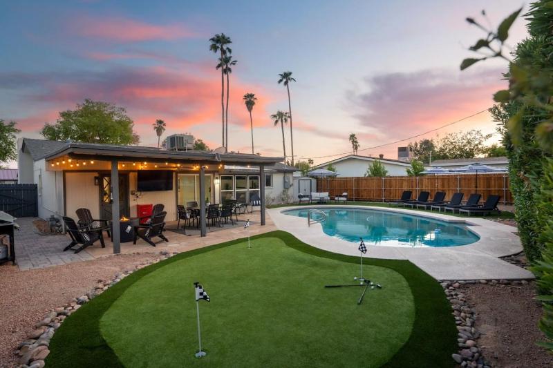 Camelback hideaway in Old Town Scottsdale - image 28