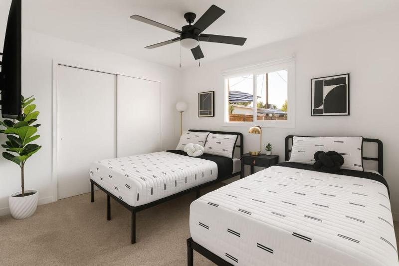 Camelback hideaway in Old Town Scottsdale - image 25