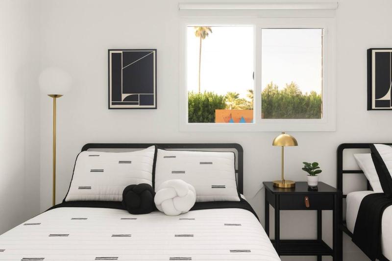 Camelback hideaway in Old Town Scottsdale - image 9