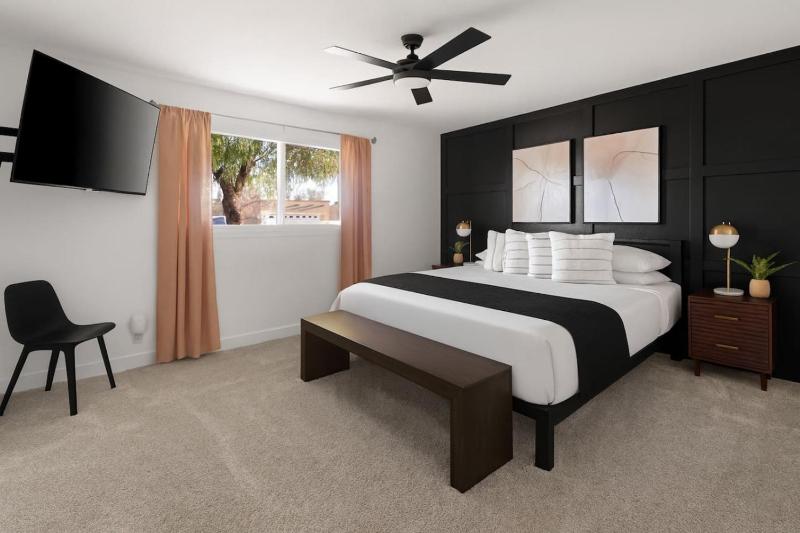 Camelback hideaway in Old Town Scottsdale - image 34