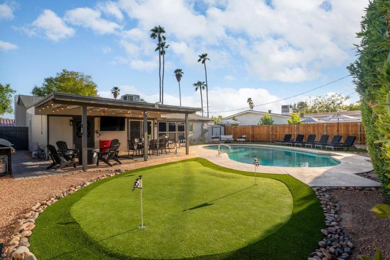 Camelback hideaway in Old Town Scottsdale - image 19