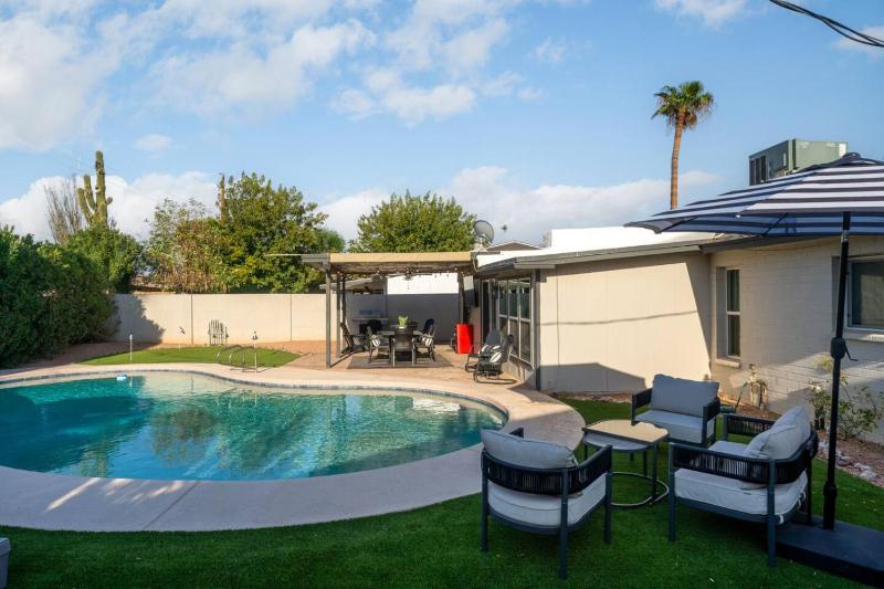 Camelback hideaway in Old Town Scottsdale - image 23