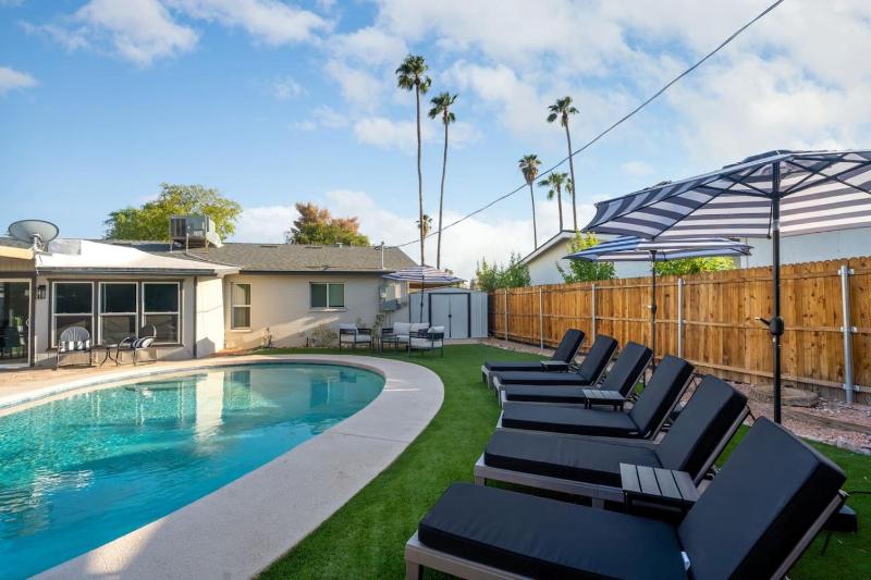 Camelback hideaway in Old Town Scottsdale - image 36
