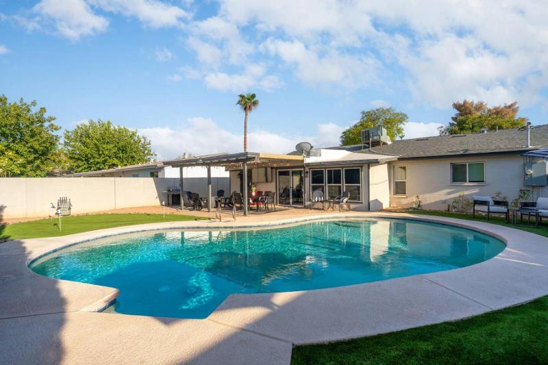 Camelback hideaway in Old Town Scottsdale - image 16