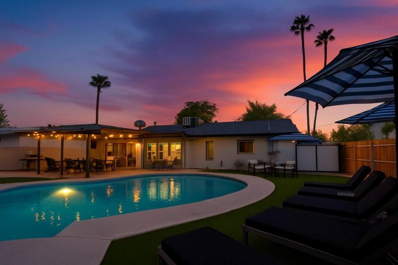 Camelback hideaway in Old Town Scottsdale - image 14