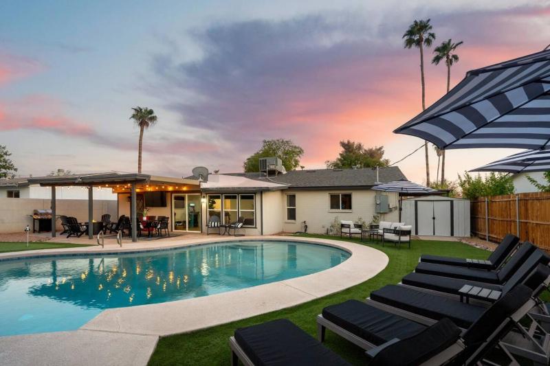 Camelback hideaway in Old Town Scottsdale - image 41