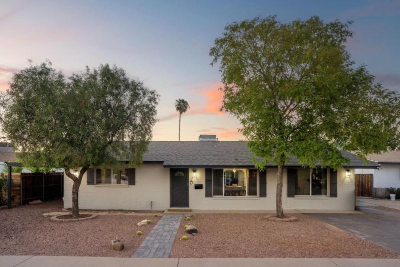 Camelback hideaway in Old Town Scottsdale - image 3