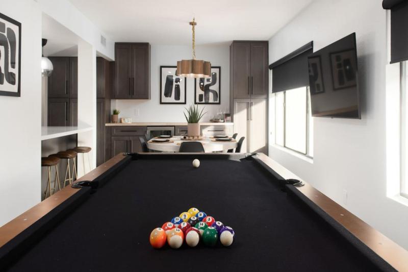 4Bedroom 3Bath with Billiards Ping-Pong Heated Pool Hot Tub Fire Pit & More - image 50