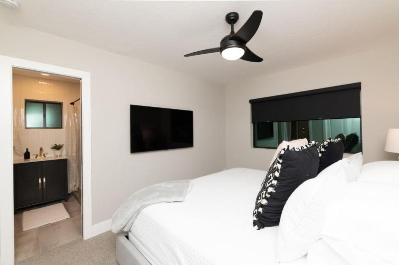 4Bedroom 3Bath with Billiards Ping-Pong Heated Pool Hot Tub Fire Pit & More - image 25