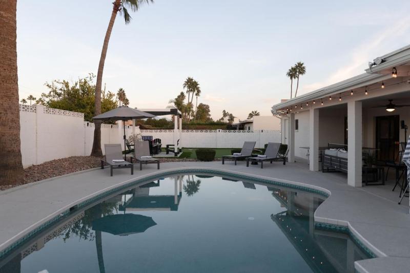 4Bedroom 3Bath with Billiards Ping-Pong Heated Pool Hot Tub Fire Pit & More - image 20