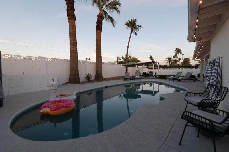 4Bedroom 3Bath with Billiards Ping-Pong Heated Pool Hot Tub Fire Pit & More - image 37