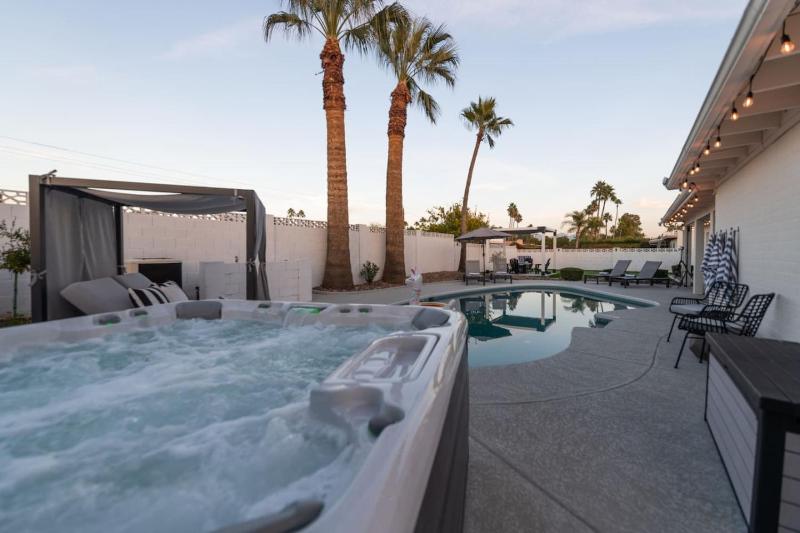 4Bedroom 3Bath with Billiards Ping-Pong Heated Pool Hot Tub Fire Pit & More - image 26