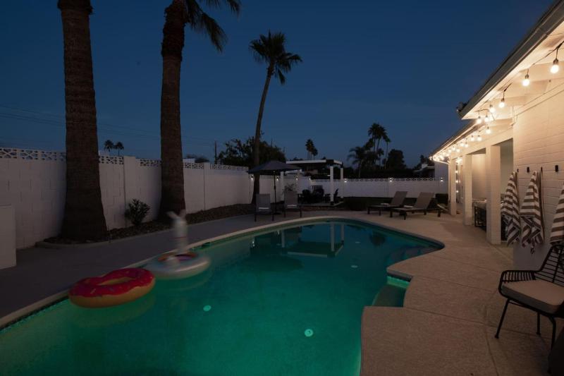 4Bedroom 3Bath with Billiards Ping-Pong Heated Pool Hot Tub Fire Pit & More - image 5