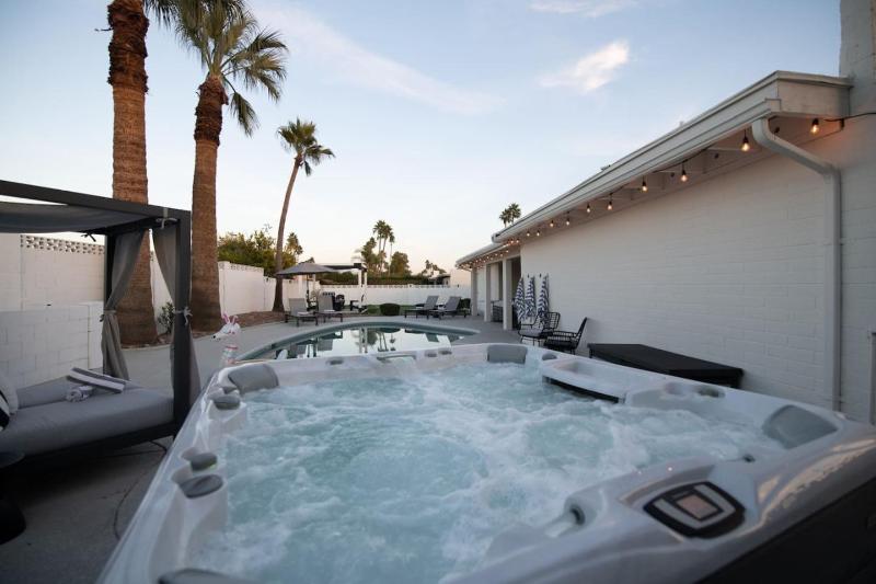 4Bedroom 3Bath with Billiards Ping-Pong Heated Pool Hot Tub Fire Pit & More - image 3