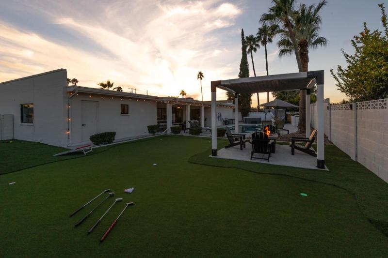 4Bedroom 3Bath with Billiards Ping-Pong Heated Pool Hot Tub Fire Pit & More - image 27
