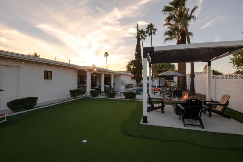 4Bedroom 3Bath with Billiards Ping-Pong Heated Pool Hot Tub Fire Pit & More - image 36