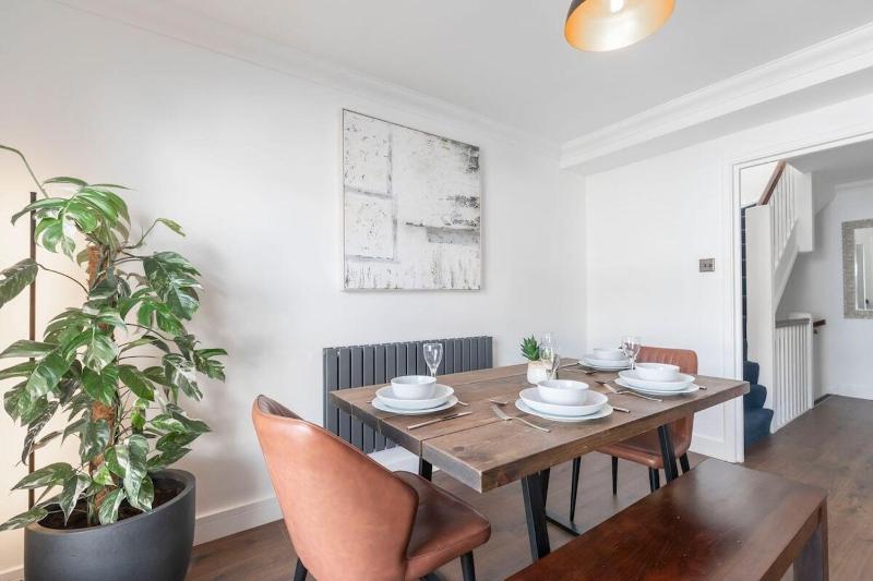 Central 2-Bed Modern Home with Garage - image 15