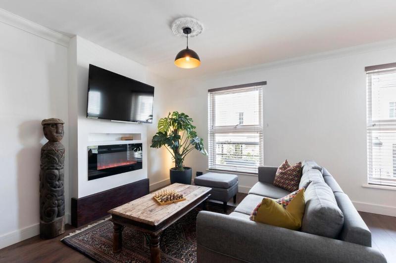 Central 2-Bed Modern Home with Garage - image 10
