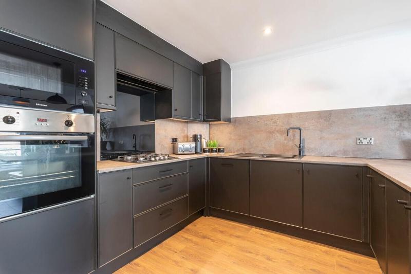 Central 2-Bed Modern Home with Garage - image 4
