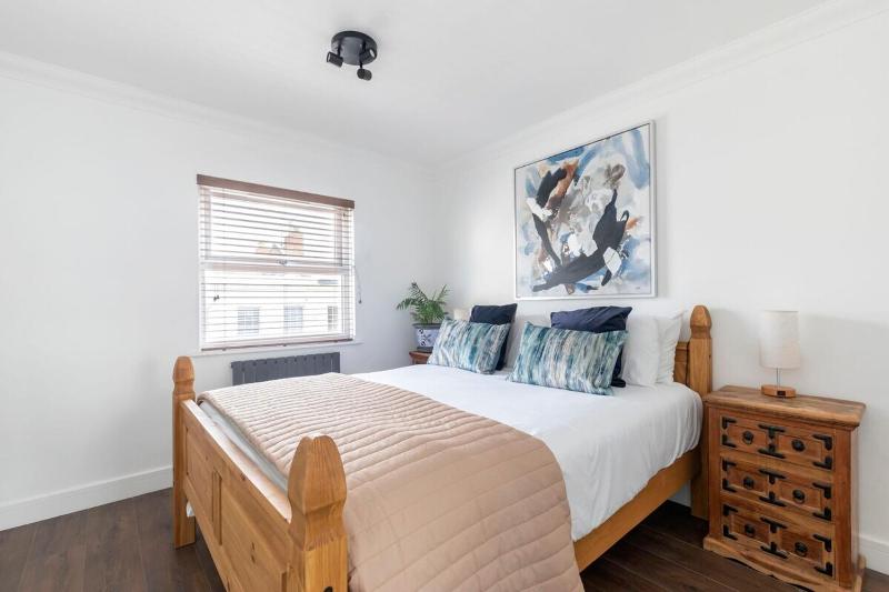 Central 2-Bed Modern Home with Garage - image 8
