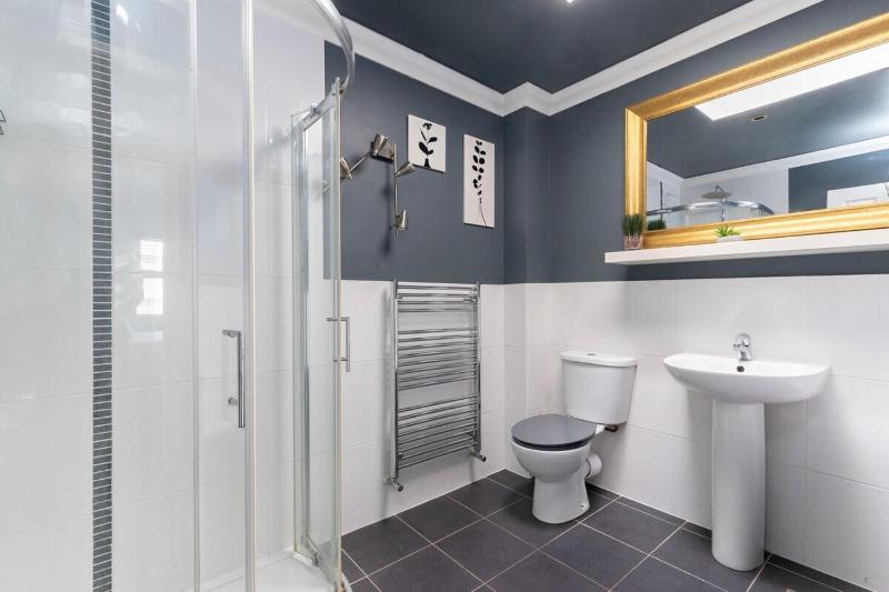 Central 2-Bed Modern Home with Garage - image 5