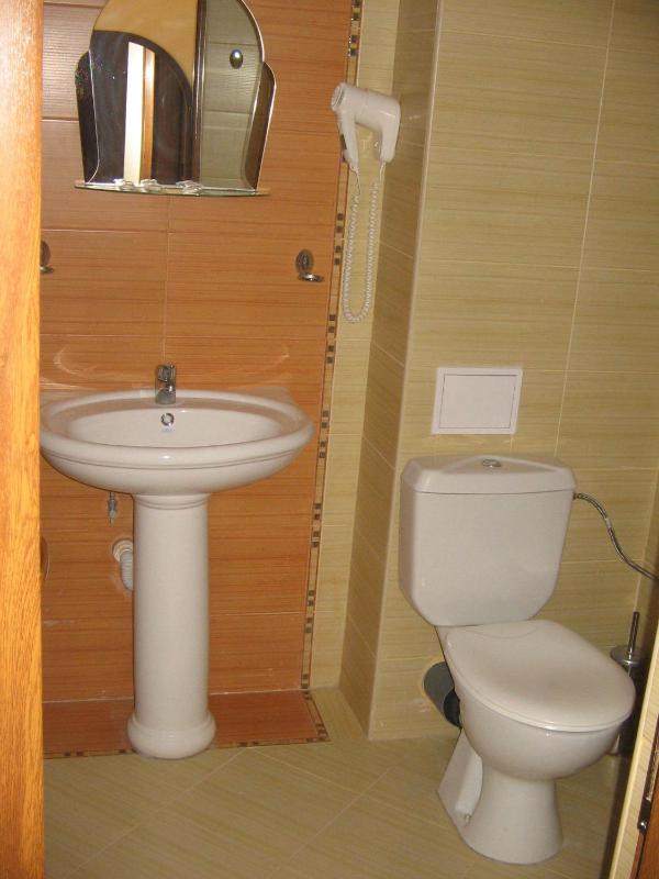 Family Room (3 Adults + 1 Child) - Free Parking image 3