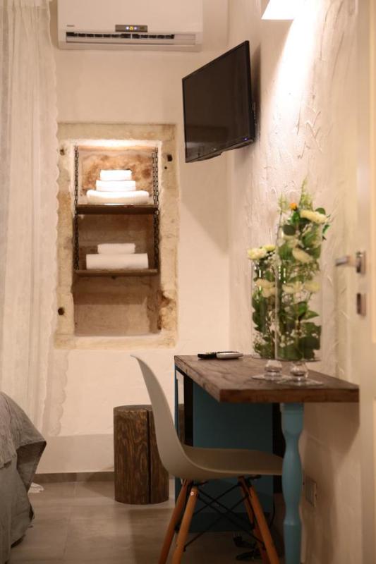 Double Room with Spa Bath image 4