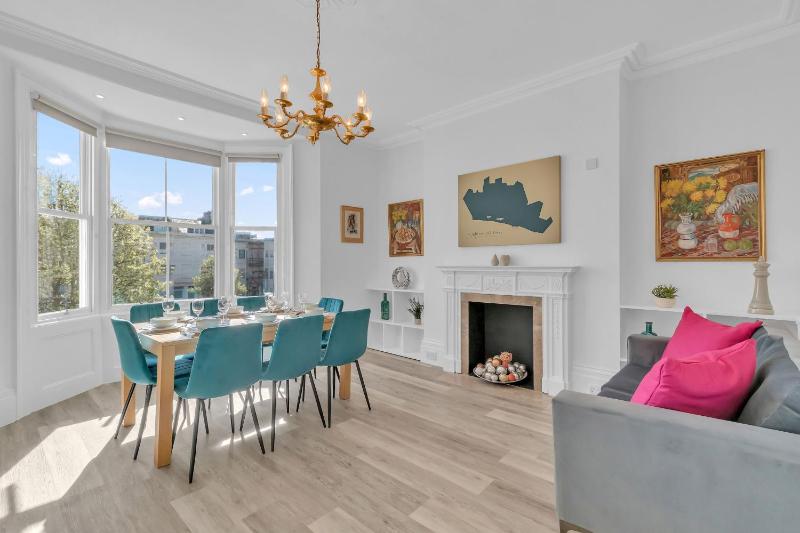 City Chic Townhouse By My Getaways - image 15