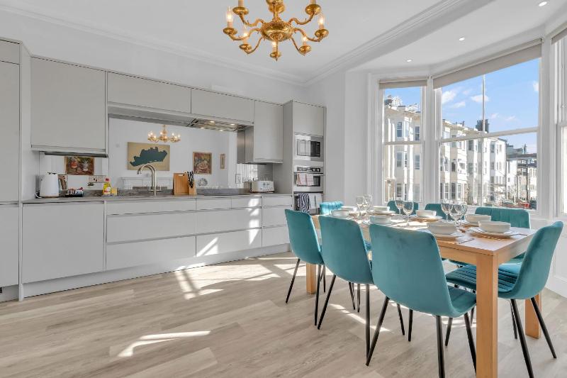 City Chic Townhouse By My Getaways - image 23