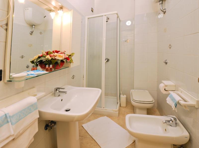 Double Room image 2