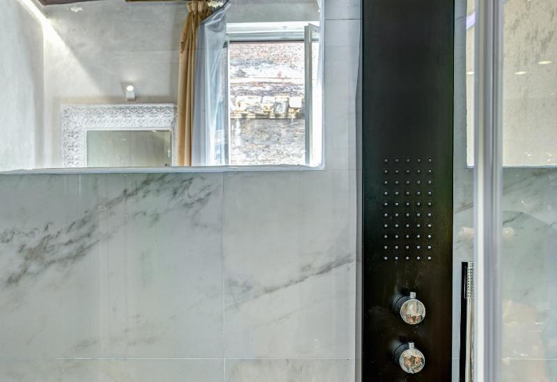 Deluxe Double Room with View image 4