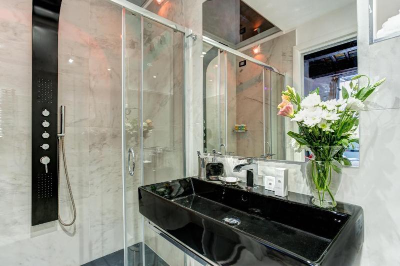 Deluxe Double Room with View image 3