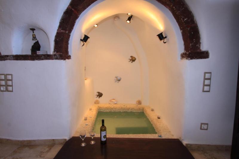 Superior Cave House with Indoor & Outdoor Hot Tub and Caldera View image 3