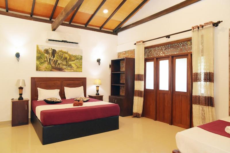 ilamparuma Hotel - image 3