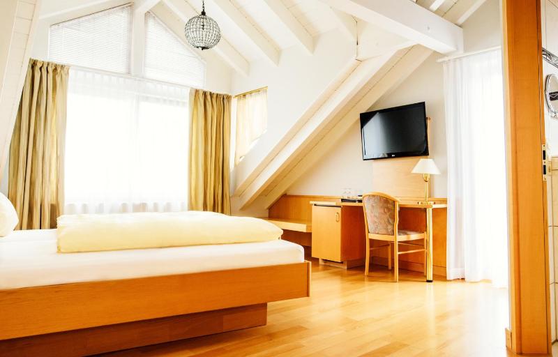 Deluxe Double Room with Balcony and Sea View image 3