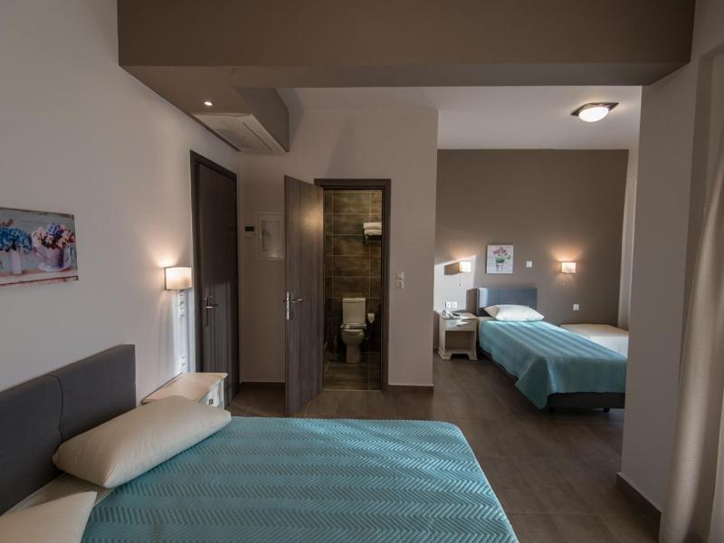 Standard Triple Room with Sea View image 2