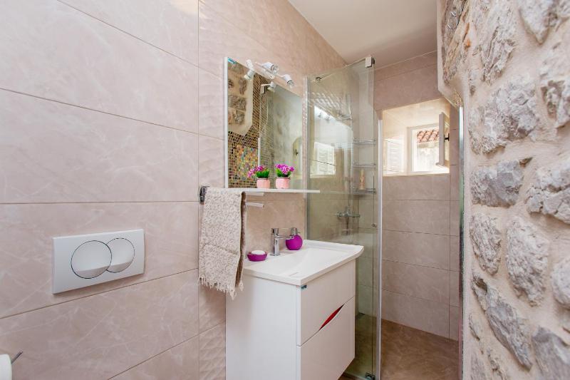 Deluxe Two-Bedroom Apartment image 3