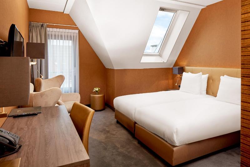 Deluxe Twin Room image 4