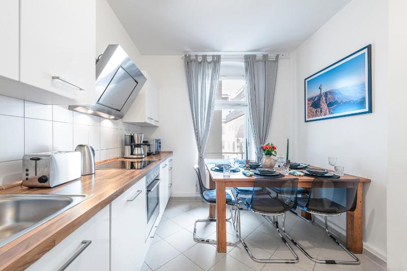 The Rheinsberger Mitte 80m2 2BR & Living Room downtown location Sleeps 6 - image 3