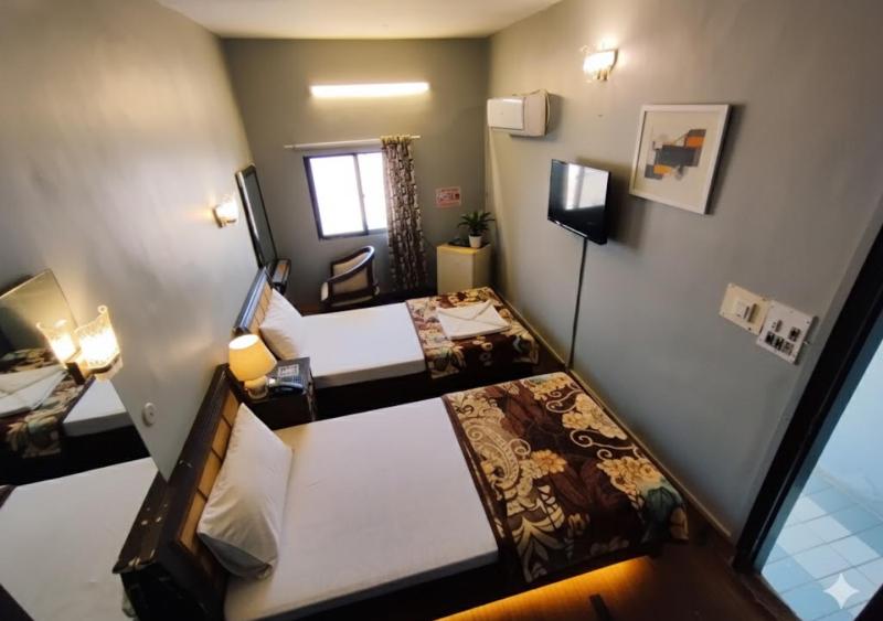 HillTop Hotel - image 3