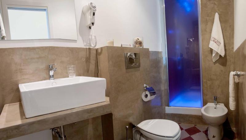 Double Room with Balcony image 3