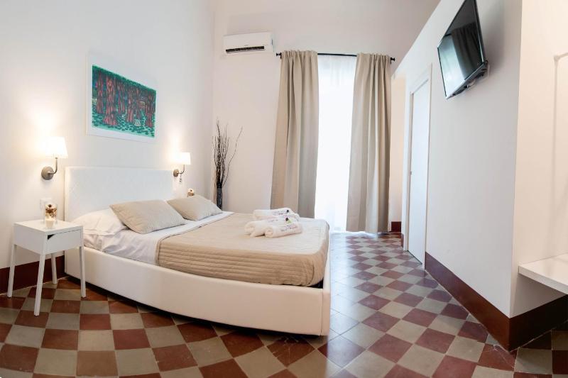 Double Room with Balcony image 2