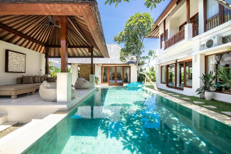 Luxury 4BR Haven 3min to Canggu's Beach Elegance - image 1