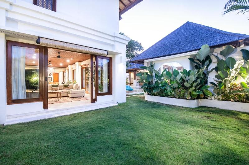 Luxury 4BR Haven 3min to Canggu's Beach Elegance - image 28