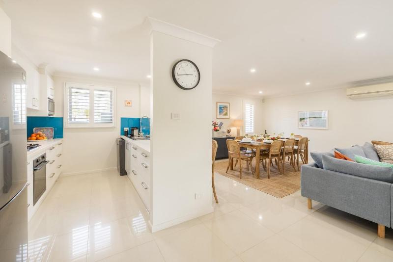 Capri Blue 2 88 Tomaree Rd - stunning townhouse with Wi-Fi Air Con - image 8