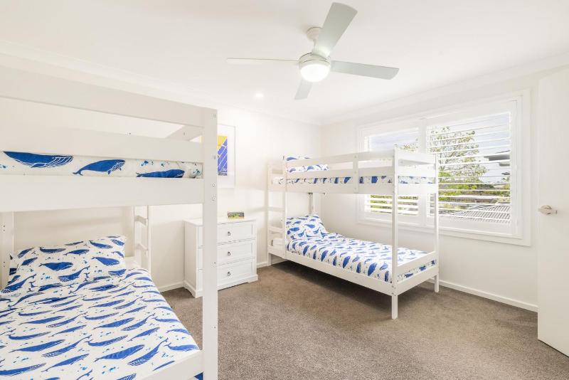 Capri Blue 2 88 Tomaree Rd - stunning townhouse with Wi-Fi Air Con - image 10